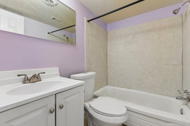 Building Photo - Location, Location, Location! Move-in ready, Offers 2 beds and 1 bed
