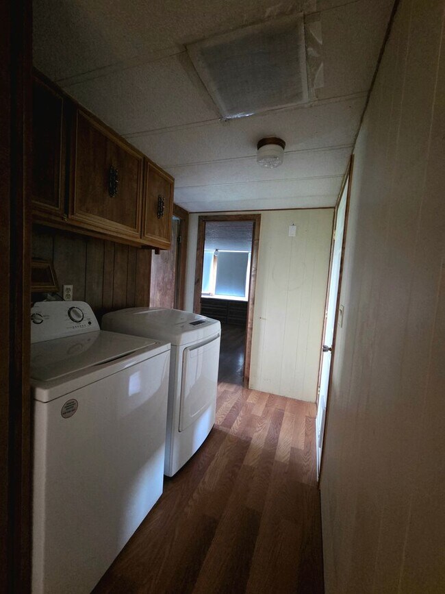 Building Photo - 3 Bed, 2 Bath Country-Home on 5 Acres