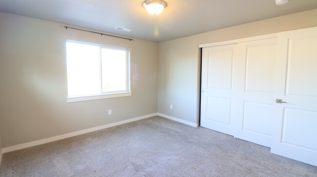 Building Photo - Rare 5/3 home in SE Bend