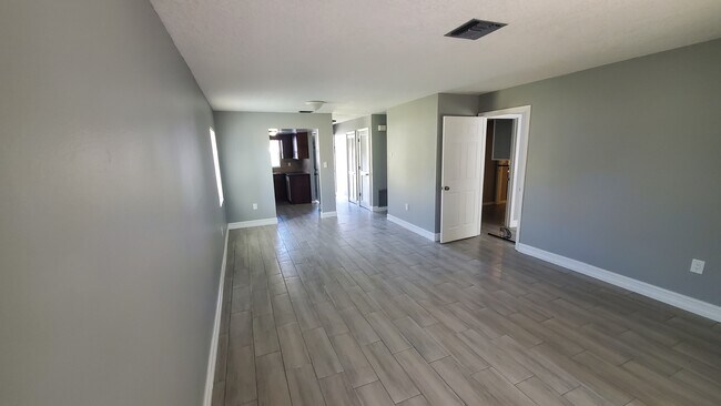 Building Photo - 1711 Lakewood Ave