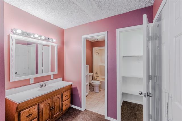 Building Photo - 600 NE 11th St