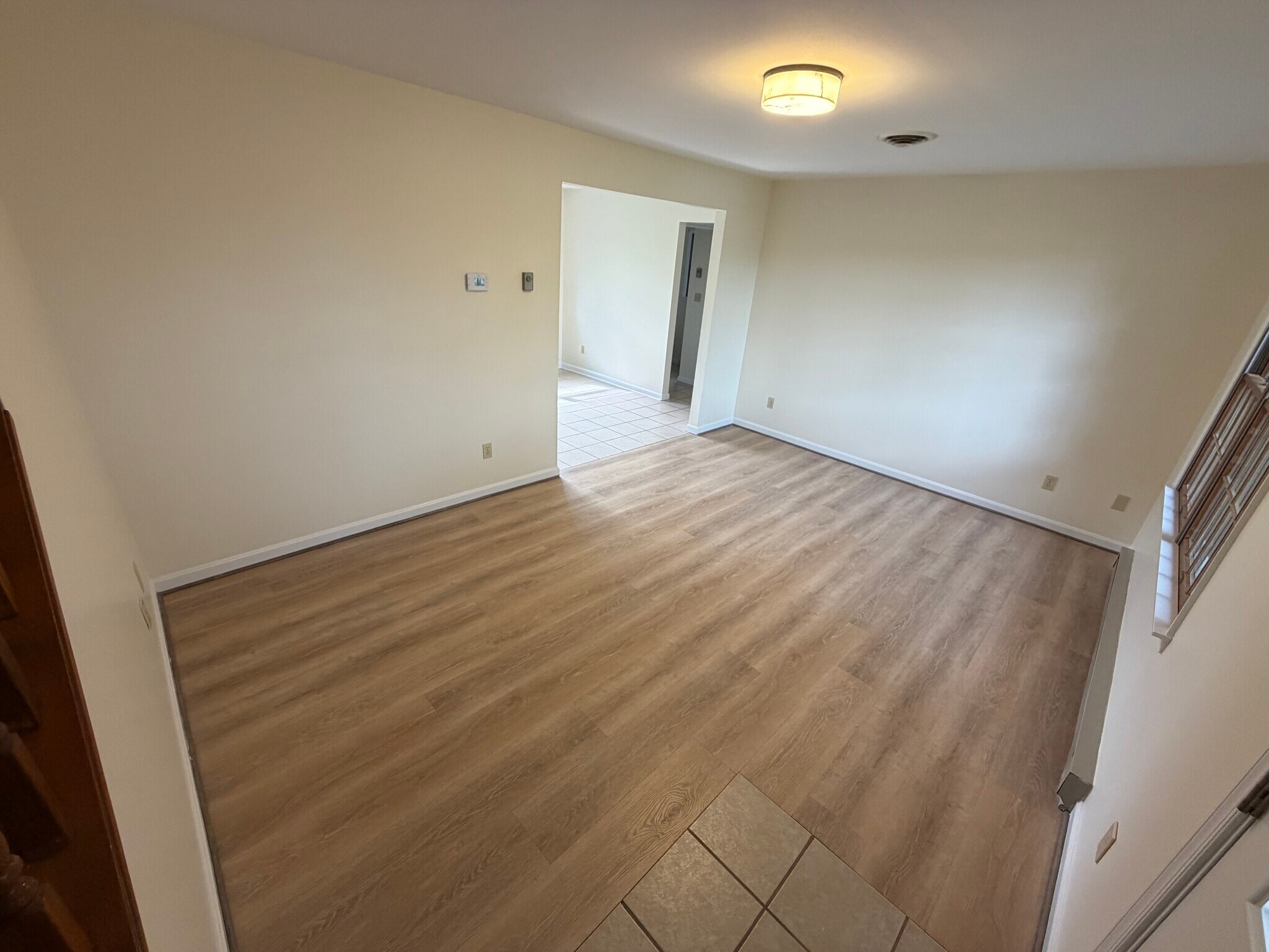 Spacious family room - 917 Rose Hill Ave
