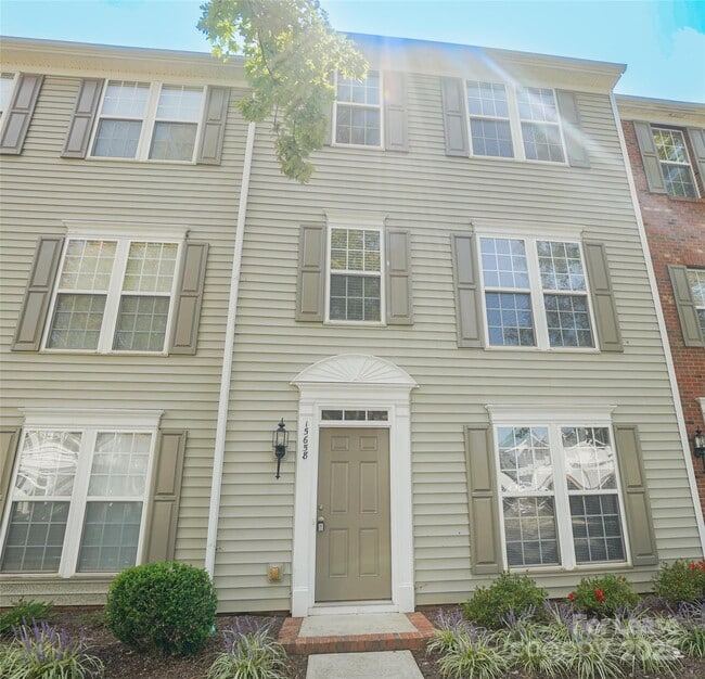 Primary Photo - 15658 King Louis Ct