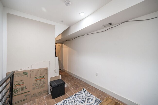 Building Photo - Modern Olde Kensington Home