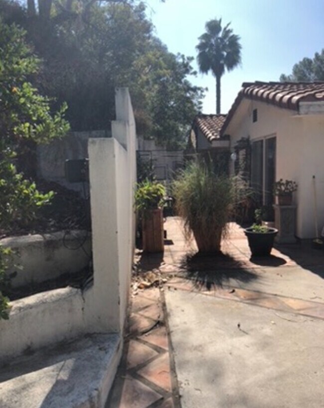 Building Photo - 2777 Coldwater Canyon Dr