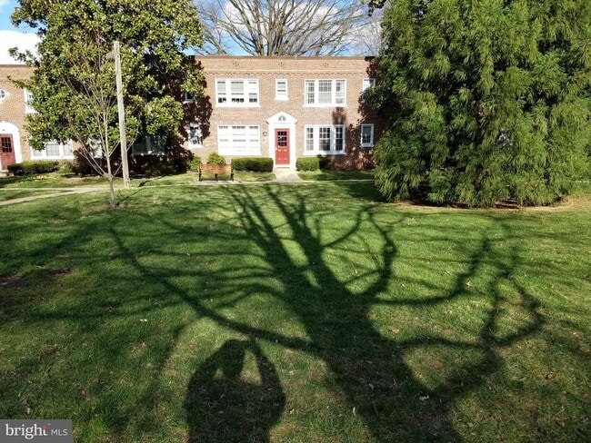 Building Photo - 1735 N Troy St