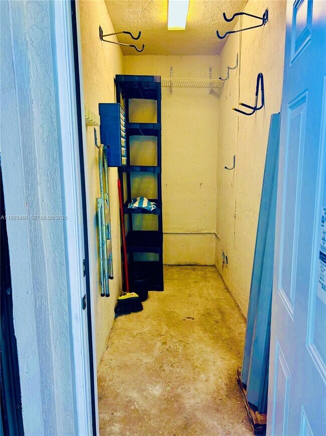 Building Photo - 3219 SE 5th Ct