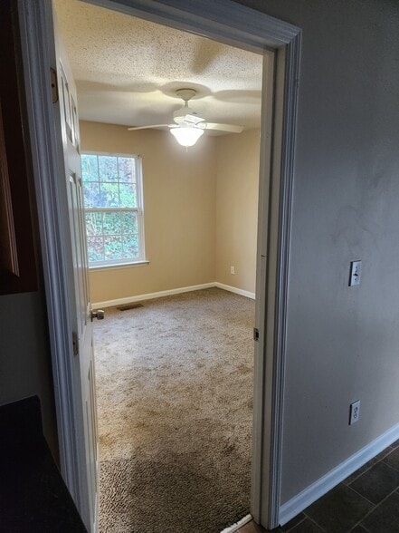 Building Photo - 529 Crest Dr SW