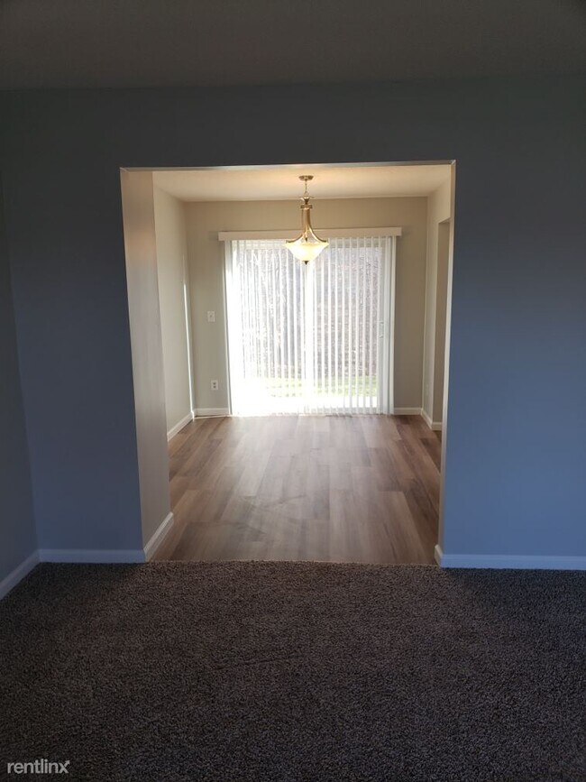 Building Photo - 2 br, 1.5 bath Townhome - 1451 S Center Rd