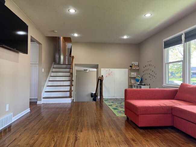 Building Photo - Stunning 4 Bed, 3 Bath Home with Backyard ...