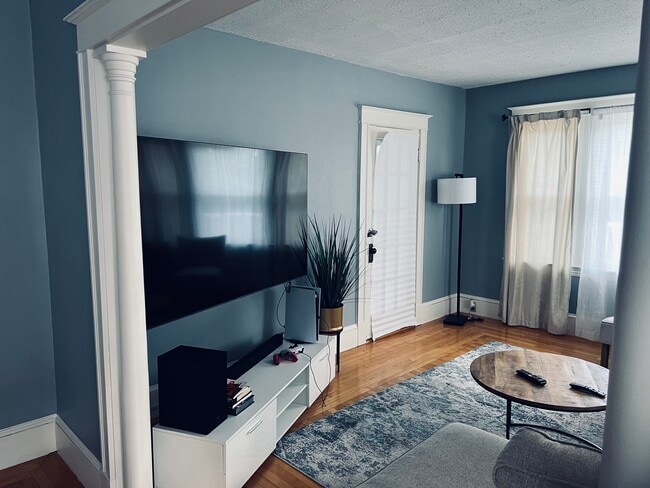 Building Photo - 214 Sabattus St