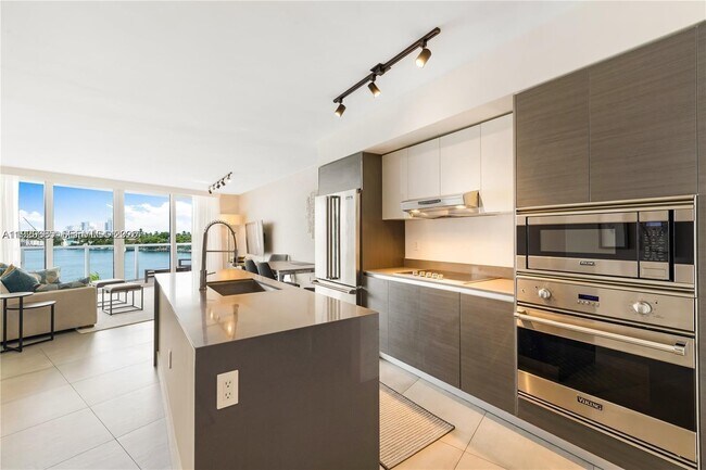 Building Photo - 9821 E Bay Harbor Dr