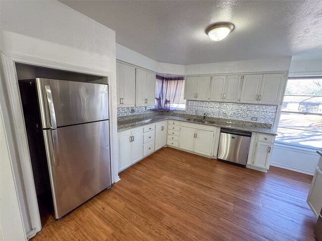 Building Photo - 1431 W Chestnut St