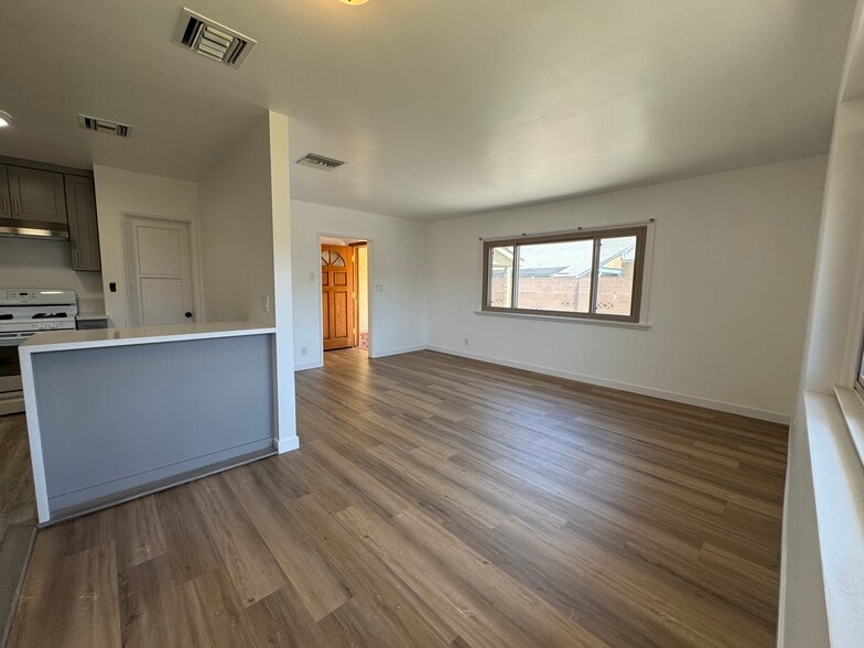 Building Photo - 10817 Cantara St