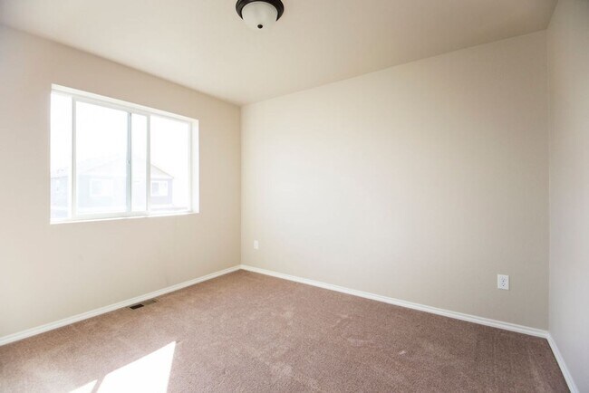 Building Photo - Spacious 3 Bedroom Single-Family Home with Modern Features