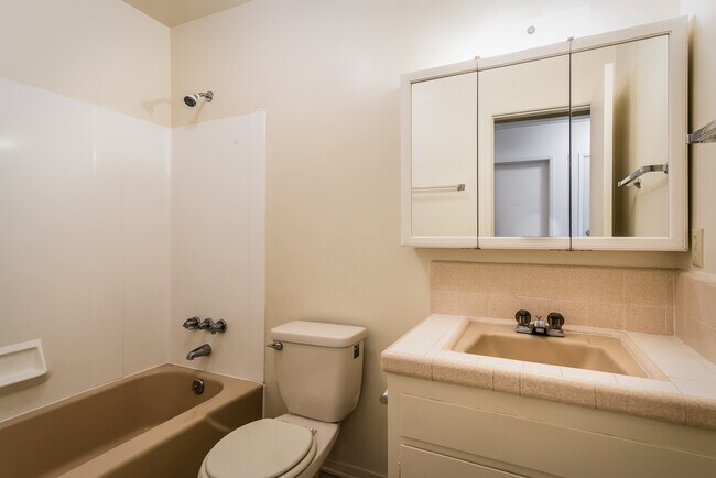 Building Photo - 3 bedroom house on large lot