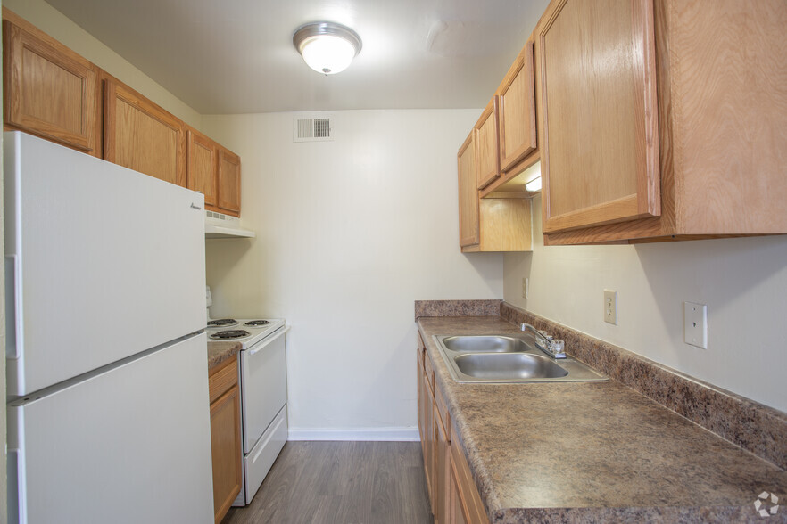 2BR,1BA,-732 SF - Windsor Court Apartments