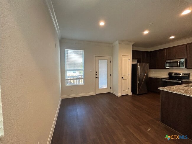 Building Photo - 320 Untermaier St