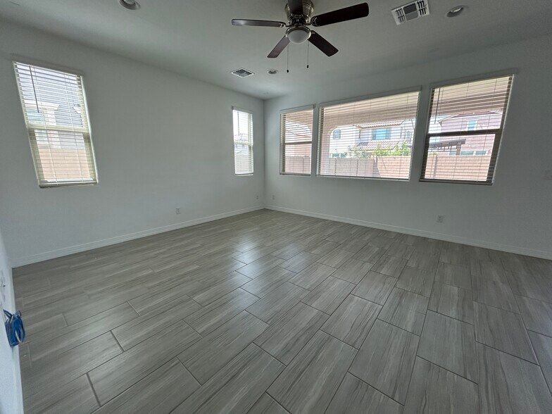Building Photo - 2348 E Kelly Dr