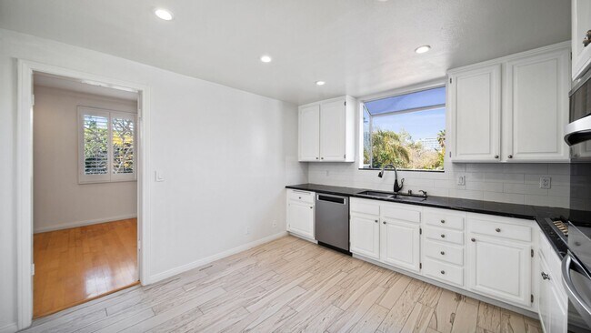 Building Photo - 2 bedroom 2.5 bathroom