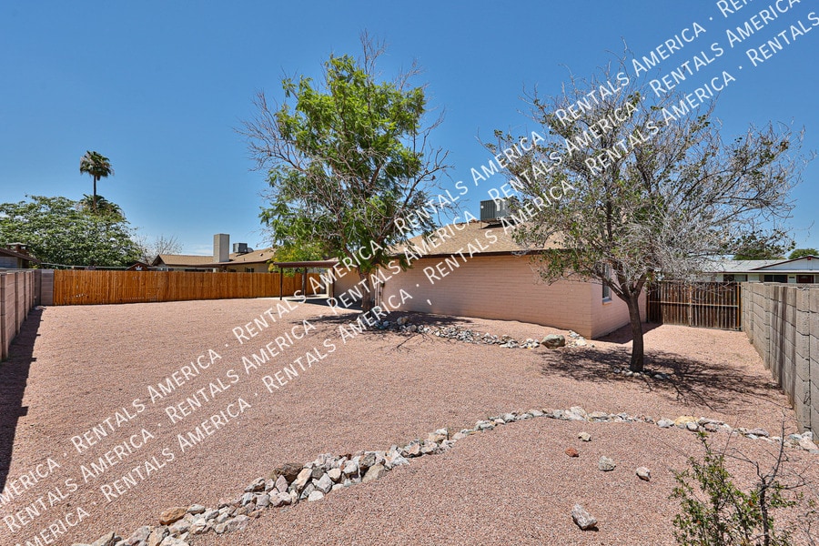 Building Photo - 1425 W Sequoia Dr