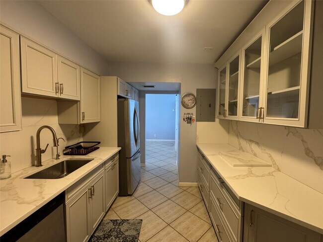 Building Photo - 3725 S Ocean Dr