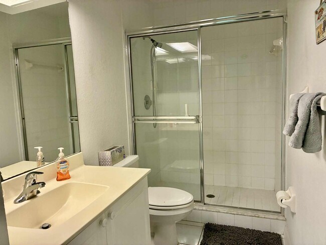 Building Photo - 1820 Waterford Dr