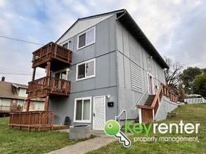 Building Photo - Cozy 1 Bedroom Triplex Near Downtown Tacoma and Pacific Avenue