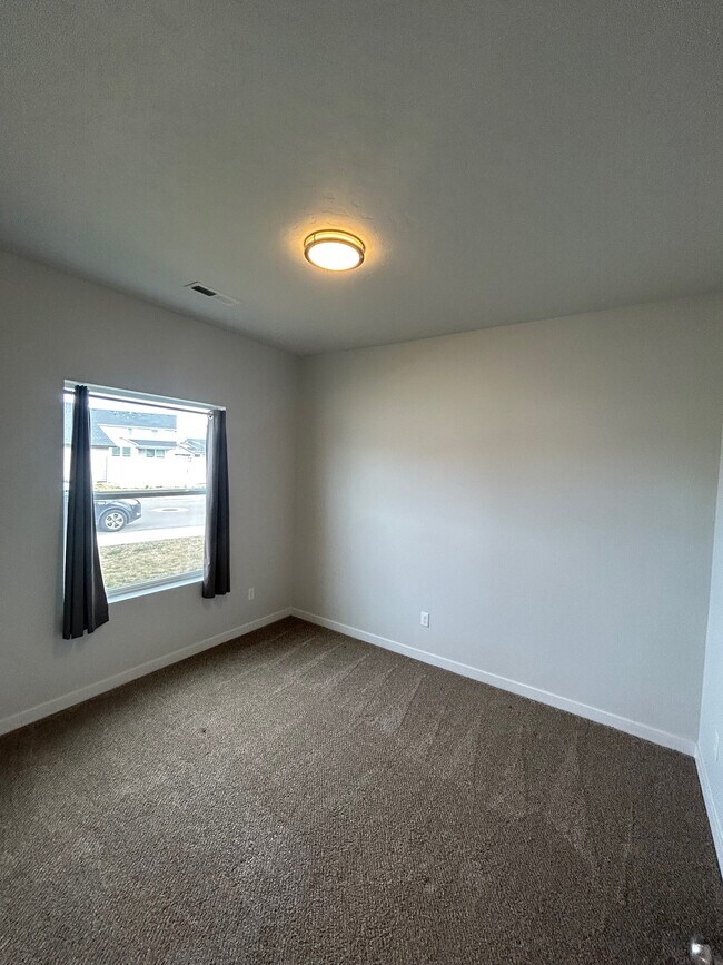 Building Photo - Iceberg Lake