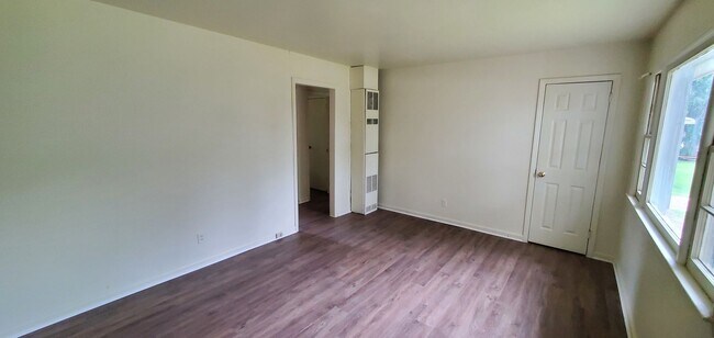 Building Photo - 2 Bedroom 1 Bathroom Duplex