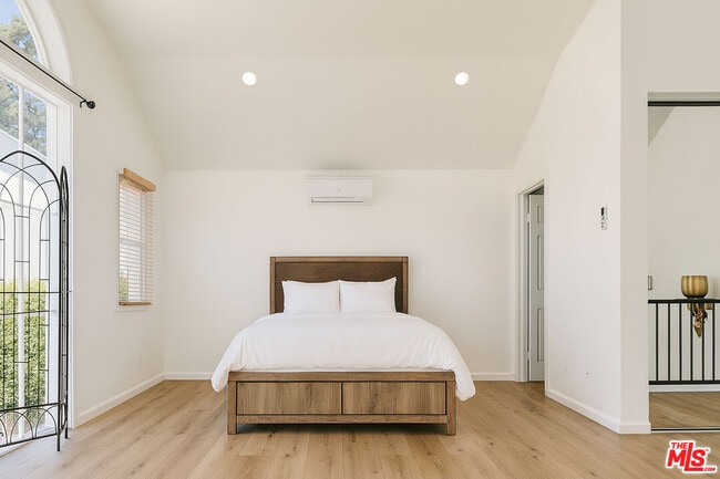 Building Photo - 1174 Coldwater Canyon Dr