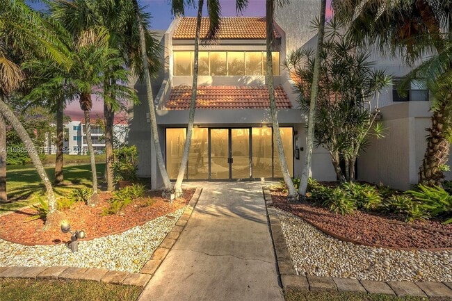 Building Photo - 230 Lakeview Dr