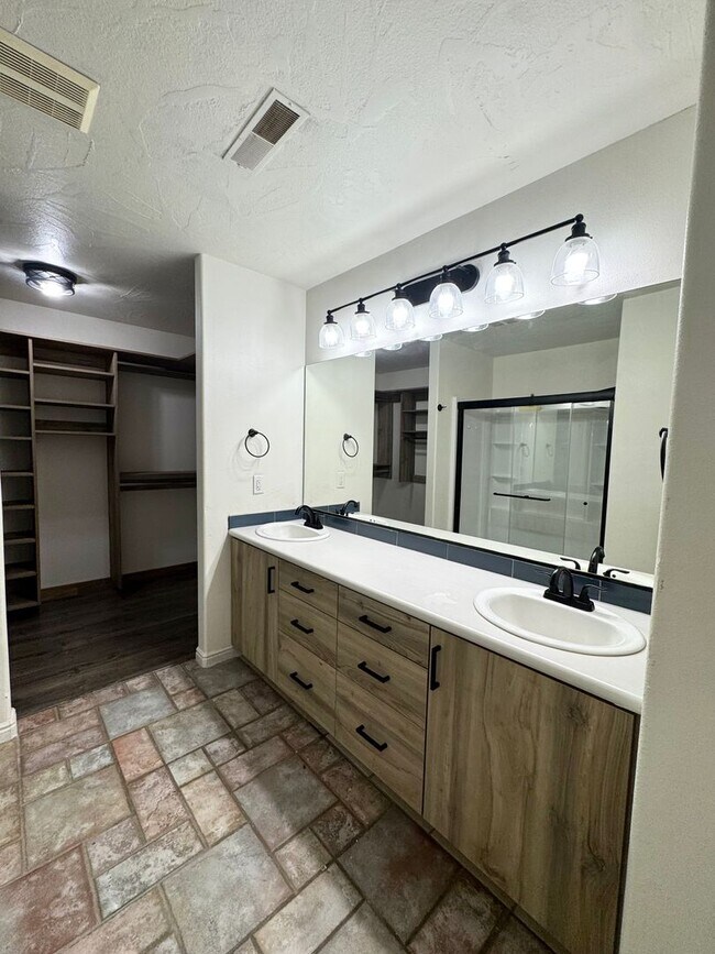 Building Photo - Charming 3 Bed, 2 Bath Home in Quiet Cul-d...