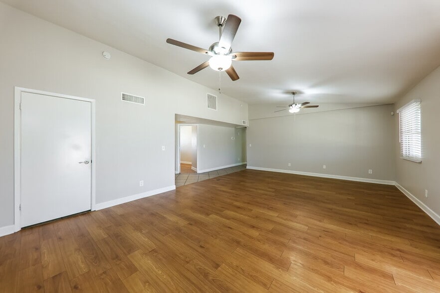 Building Photo - 7008 W Canterbury Dr