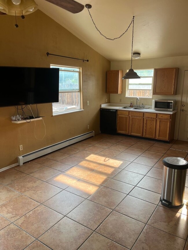 Building Photo - 3 Bed 1.5 Bath Home in Fruita