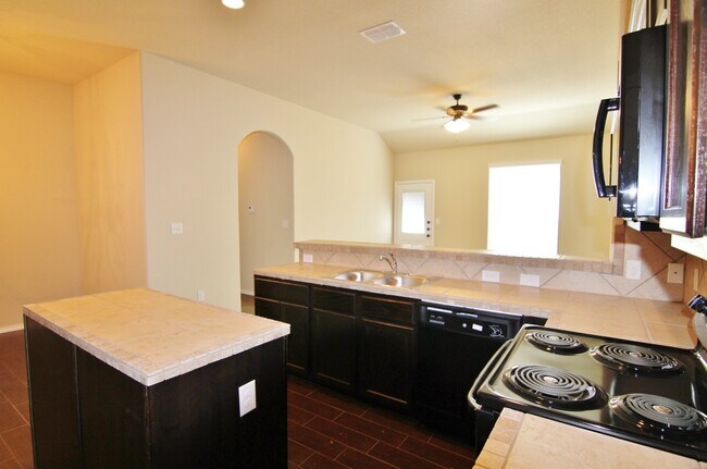Building Photo - 3/2/2 Duplex Close To Creekside Shopping C...