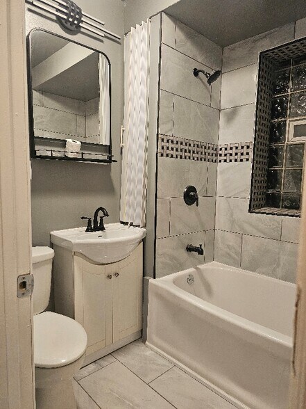 Building Photo - 1338 Van Buren St