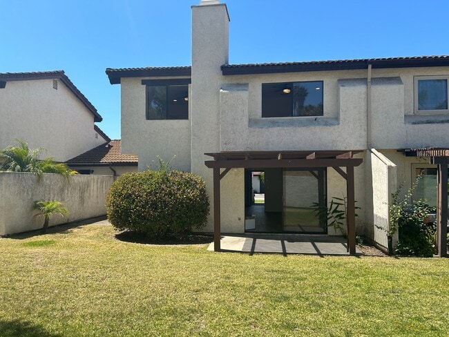 Building Photo - Spacious Newly Remodeled Townhome in Bonsa...