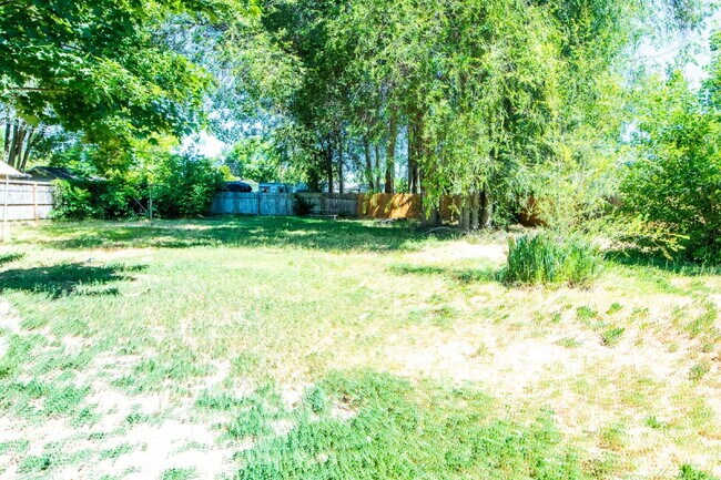 Building Photo - Huge Yard!