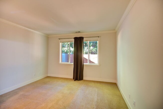 Building Photo - 3 (or 4) bedroom Edmonds Home