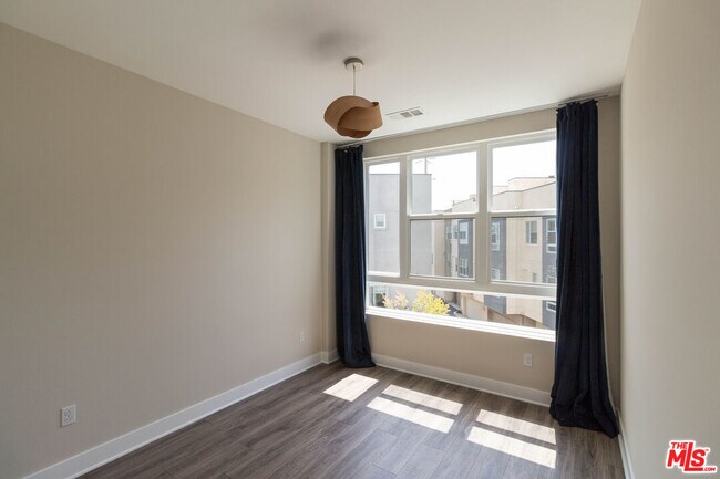 Building Photo - 2753 Waverly Dr