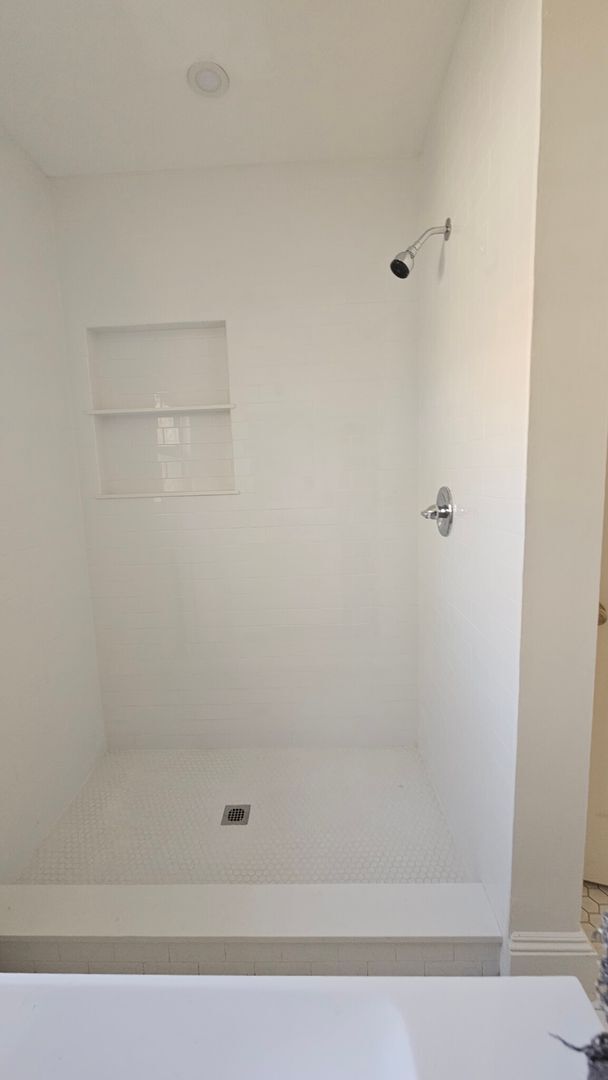 Building Photo - Must see! BRAND NEW RENOVATION! In-Unit La...