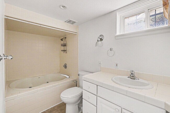 Building Photo - Available NOW! 3 Bedroom 2 Bath Beautiful Home in Denver!