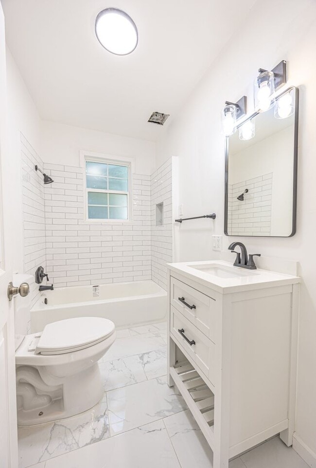 Building Photo - Newly Renovated 5 Bd/2 Bath Home in New Kensington