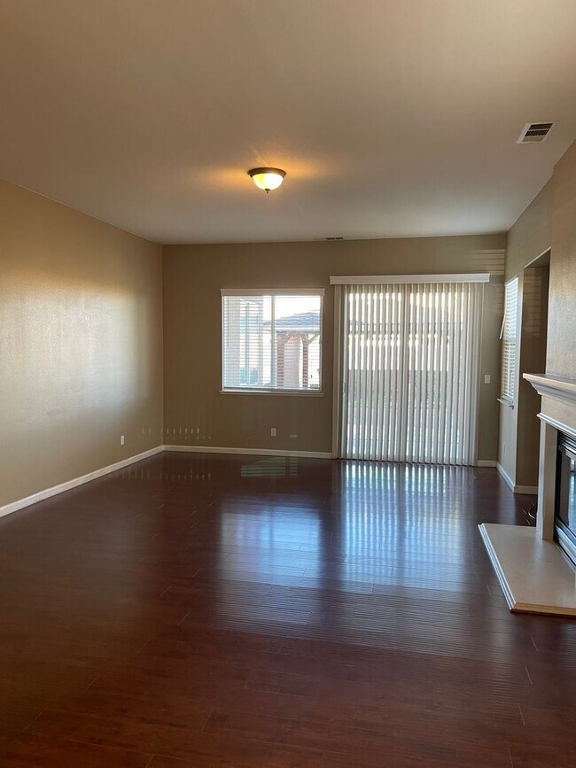 Building Photo - Stunning 3-Bedroom, 2-Bath Home with Elegant Features – Ready for Immediate Move-In