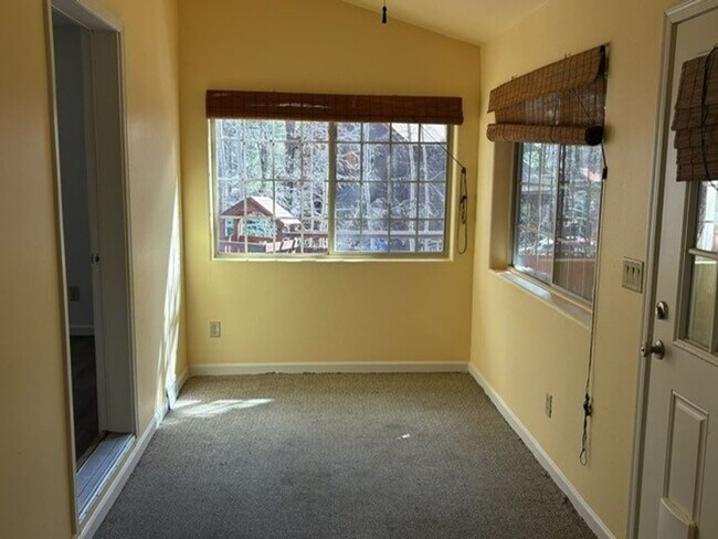 Building Photo - Great Quiet 3BR, 2 BA House in Kachina Vil...