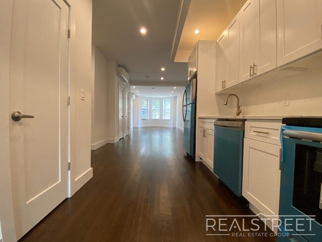 Building Photo - Stunning FLOOR THRU in Ridgewood Townhouse...