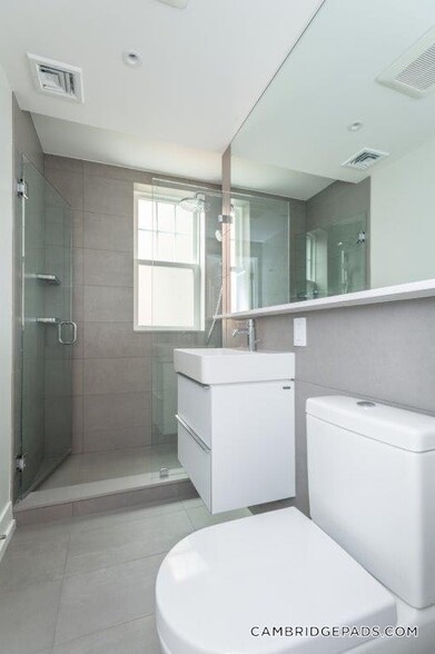 Building Photo - 17 Forest St