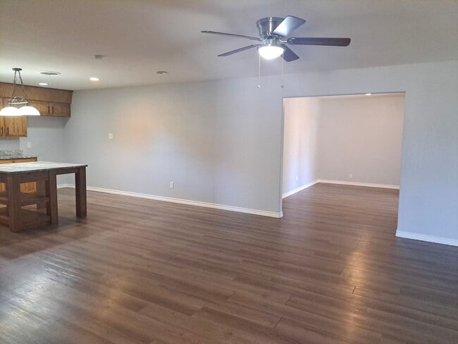 Building Photo - 4 Bedroom / 2 Bath / 2 Car Garage