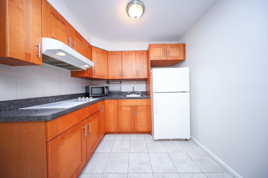 Building Photo - 569 Putnam Ave